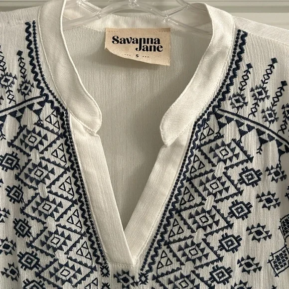 Savanna Jane white V neck embroidery top - Picture 2 of 4